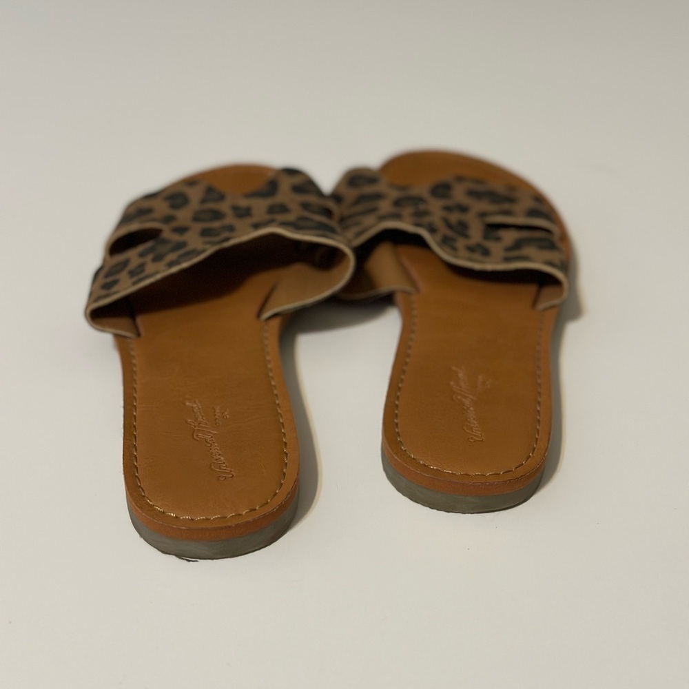 Universal Thread Leopard Print Slide Sandals Size: 5.5 - Picture 4 of 5